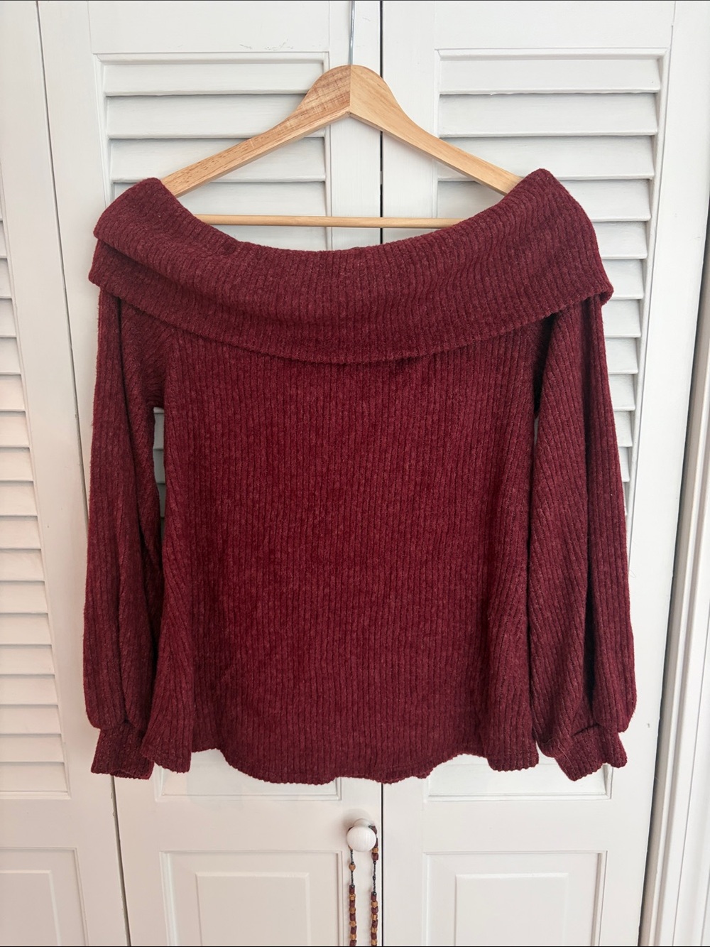Off-the-Shoulder Ribbed Sweater in Wine
